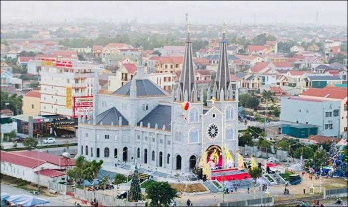 Nhà Thờ Giáo Xứ Tam Tòa - Địa điểm trang trí Giáng Sinh đẹp mắt không thể bỏ qua