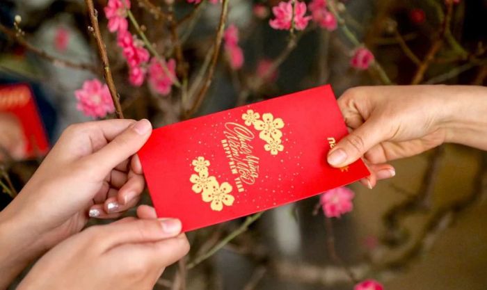 Có nên lì xì trước Tết không? Lì xì là cách mang lại vận may cho người nhận