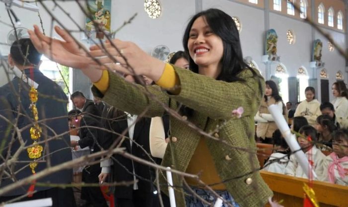 Ăn mặc chỉnh tề, lịch sự khi đi chúc Tết cha xứ