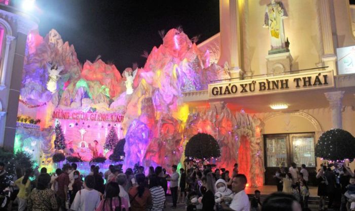 Nhà thờ Giáo Xứ Bình Thái - Địa điểm đón Giáng Sinh nổi bật nhất tại Quận 8