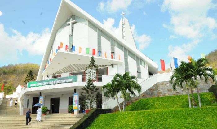 Nhà thờ Giáo xứ Bến Đá - Địa điểm trang trí Noel xinh xắn không thể bỏ qua