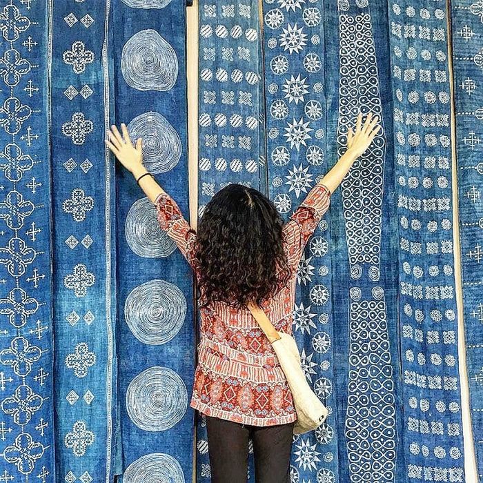 Choosing Batik fabric as a gift when traveling to Malaysia