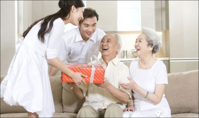 Khi chúc Tết, bạn có thể làm cho khoảnh khắc trở nên ấm áp hơn bằng cách sử dụng ánh mắt, biểu cảm và cử chỉ cơ thể khi gặp bố mẹ người yêu. Những chi tiết nhỏ này sẽ thể hiện sự chân thành và tạo dấu ấn tốt đẹp trong lòng người đối diện.