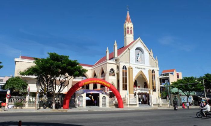 Nhà Thờ Giáo Xứ Hòa Cường - Địa điểm chụp ảnh Noel đẹp tại Đà Nẵng