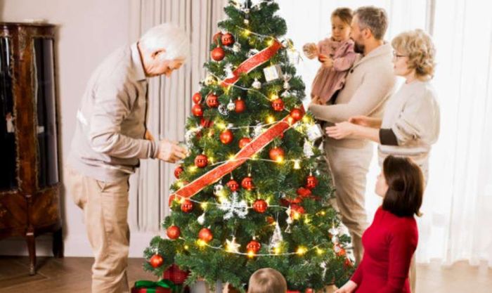 Giáng sinh nên làm gì - Trang trí cây thông Noel là một hoạt động không thể thiếu