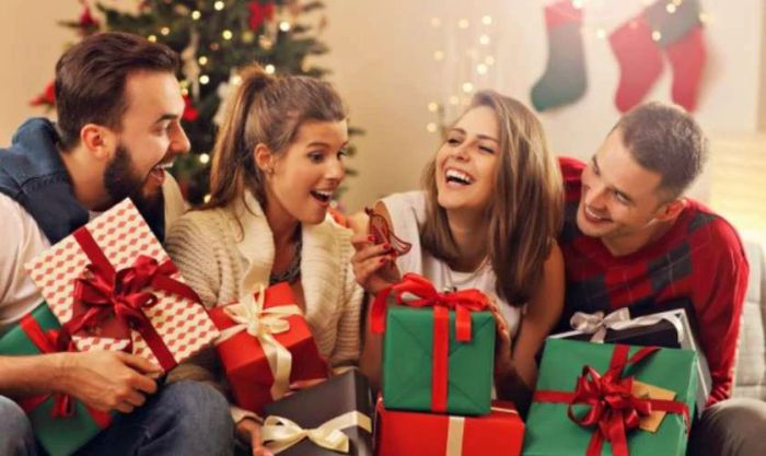 Giáng sinh thường làm gì - Tặng quà cho những người thân yêu là một phần quan trọng của ngày lễ này.
