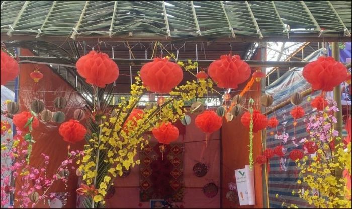 Trang trí bằng đèn lồng treo tạo điểm nhấn ấn tượng cho cổng trại