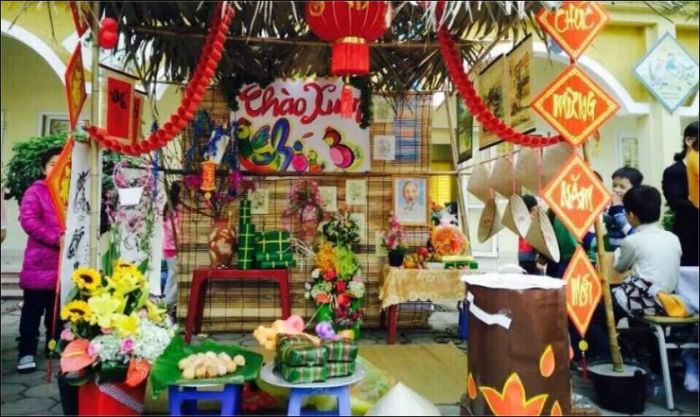 Trang trí cổng trại với hình ảnh nồi bánh chưng truyền thống