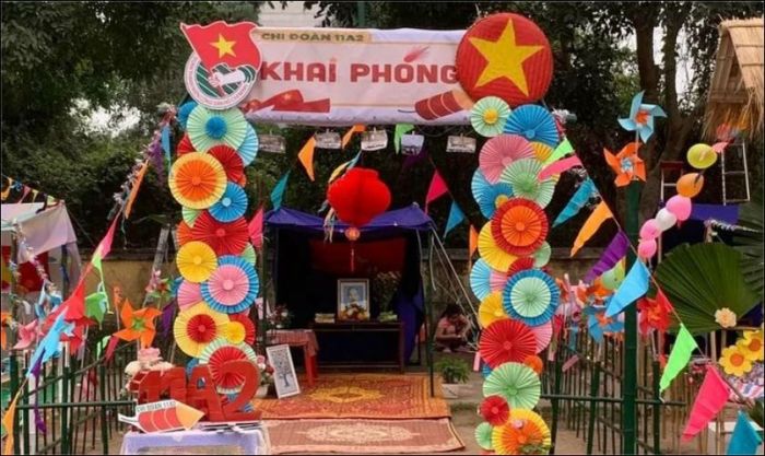 Trang trí cổng trại Tết 2025 bằng quạt giấy đa sắc màu rực rỡ