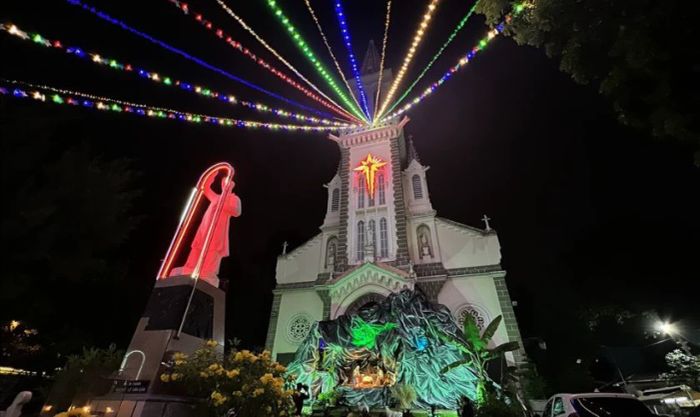 Nhà thờ Huyện Sĩ - Địa điểm trang trí Noel đẹp ngay tại Quận 1