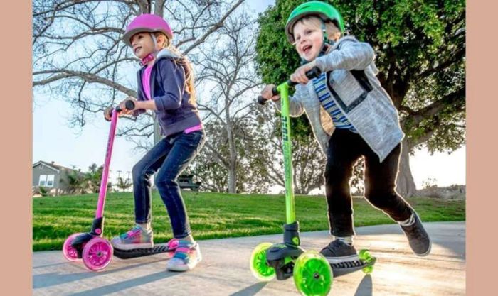 Xe scooter giúp bé 4 tuổi thêm năng động