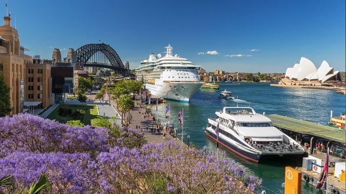 Australia's warm spring weather attracts a large number of tourists.