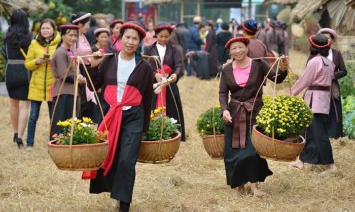 Gánh hoa ra chợ bán ngày Tết - Một nét đẹp truyền thống