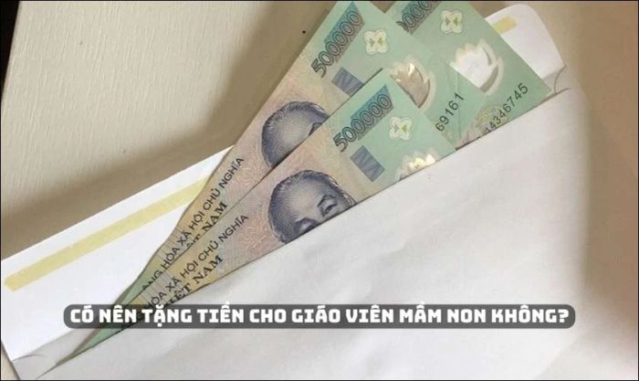 Có nên tặng tiền cho giáo viên mầm non hay không?