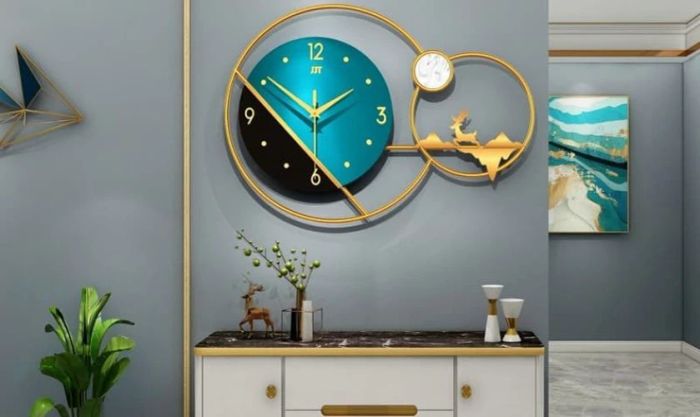 Đồng hồ treo tường là vật dụng cần thiết giúp theo dõi thời gian mỗi ngày