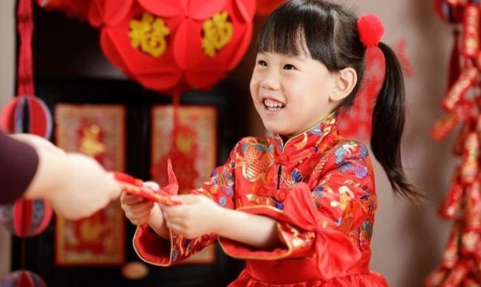 Các bé vui vẻ nhận lì xì mừng tuổi trong ngày Tết