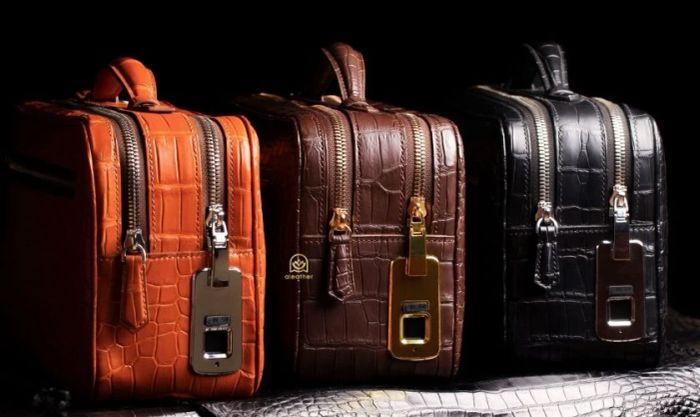 Cặp hoặc túi xách là những vật dụng cần thiết dùng để đựng đồ đạc cá nhân