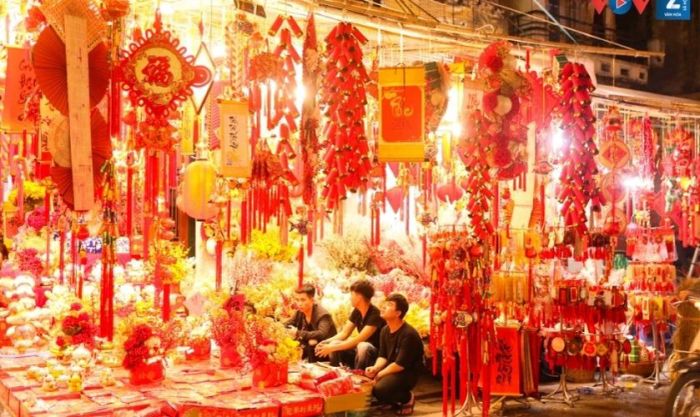 Phố bán đồ Tết lung linh và đông đúc