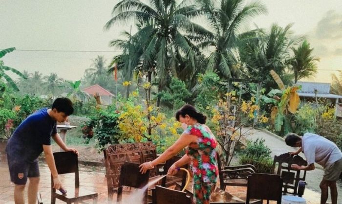 Cả gia đình cùng nhau dọn dẹp để đón Tết