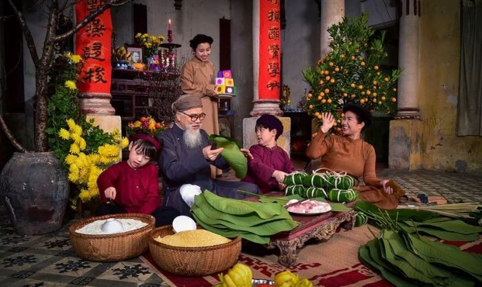 Hình ảnh gia đình cùng gói bánh chưng để đón Tết