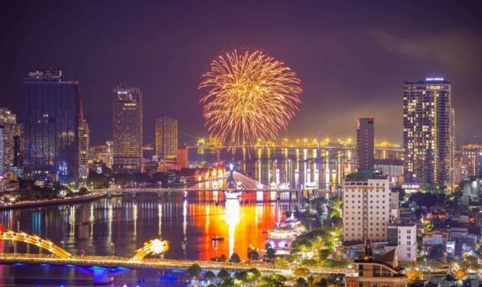 Pháo hoa đêm Giao thừa tại Hồ Chí Minh