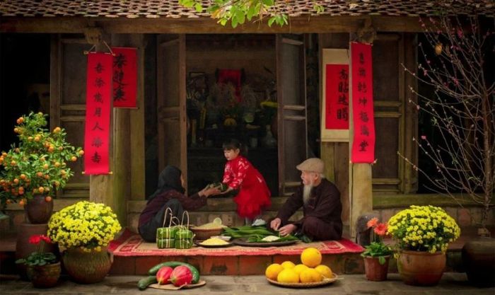 Các bé cùng ông bà gói bánh chưng trong ngày Tết