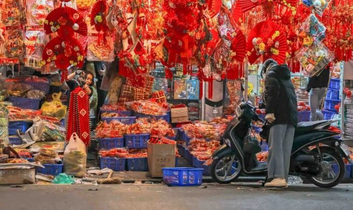 Chợ đồ Tết những ngày cuối năm đông đúc