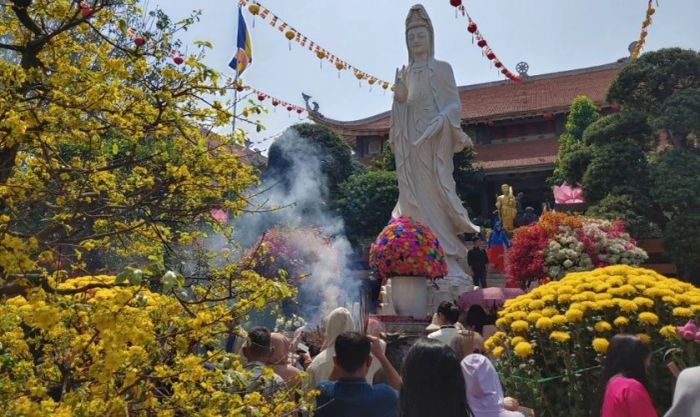 Đi chùa cầu an, làm nhiều việc thiện đầu năm để nhận về nhiều điều may mắn