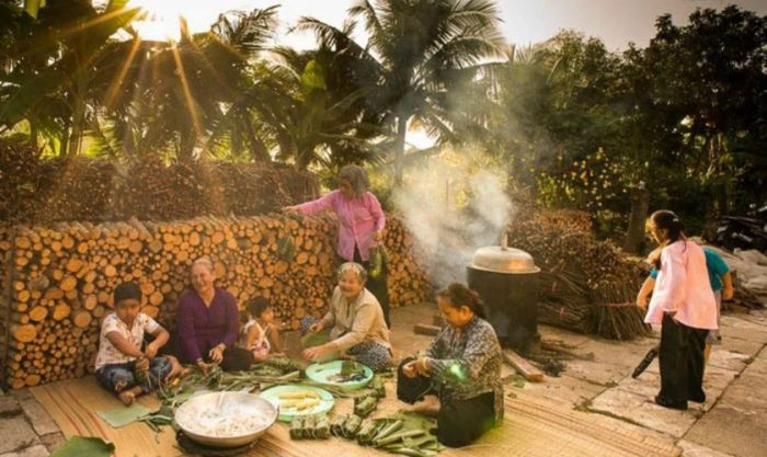Cả xóm cùng nhau gói bánh Tét để đón Tết