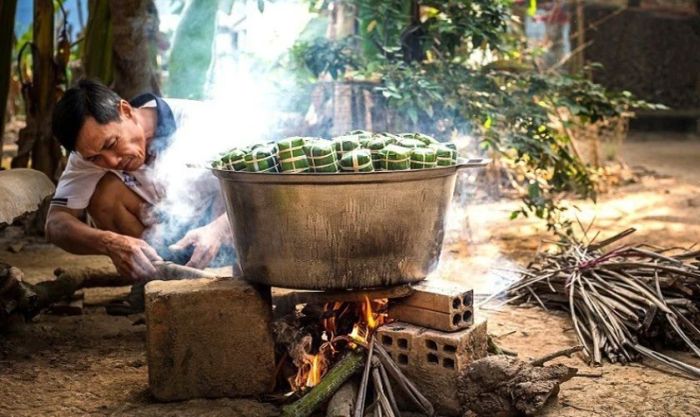Hình ảnh bố nấu bánh Tét - Một khoảnh khắc Tết đầy thân thương