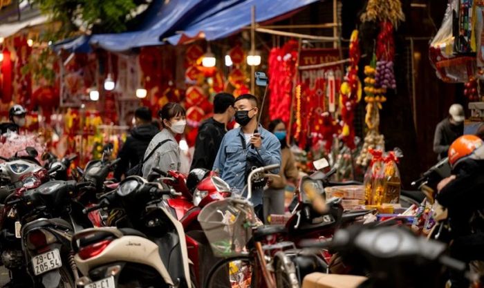 Ảnh phố bán đồ trang trí Tết rực rỡ