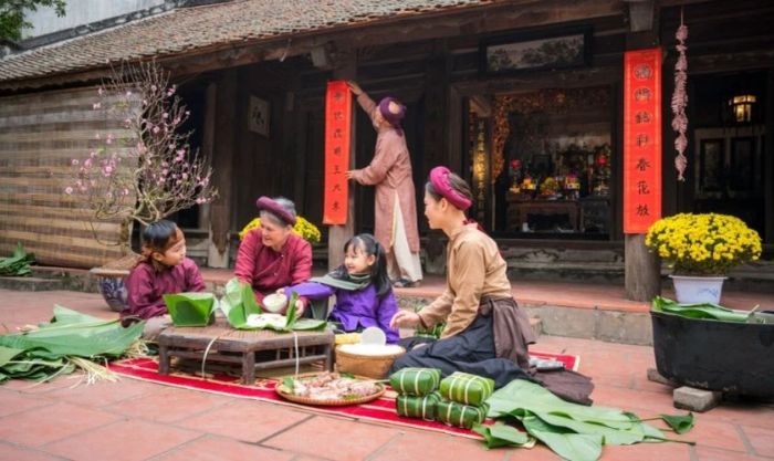 Ông treo câu đối đỏ để đón Tết