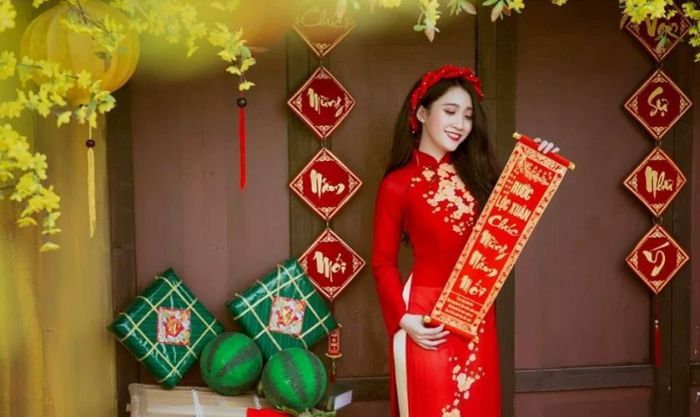 Chụp hình bên câu đối đỏ - Tạo dáng chụp ảnh đón Tết