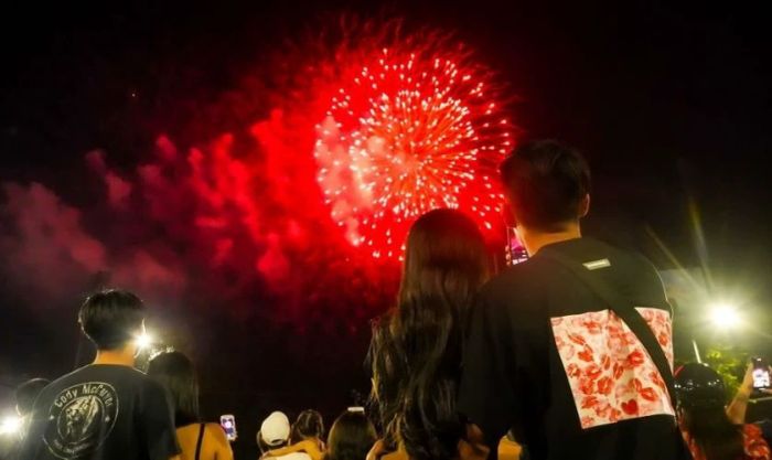 Cùng người yêu ngắm pháo hoa trong ngày Tết