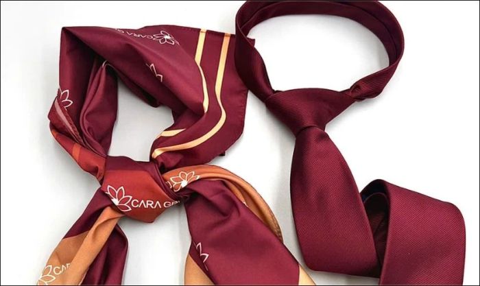 Khăn lụa hoặc cà vạt là những phụ kiện thời trang phù hợp để làm quà tặng sếp