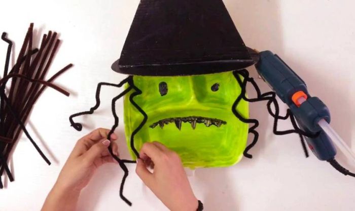 Hướng dẫn làm mặt nạ Halloween từ hộp xốp