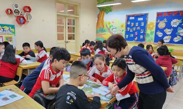 Cô giáo ân cần chỉ bảo học trò trong giờ học