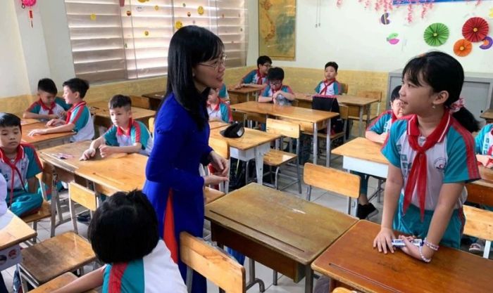 Sự tương tác gần gũi giữa cô và trò trong giờ học