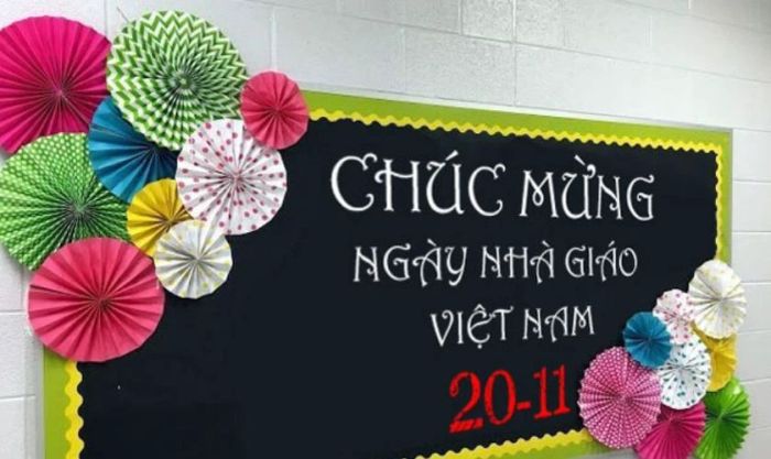 Mẫu trang trí bảng lớp 20/11 bằng hình dán đẹp mắt và sáng tạo