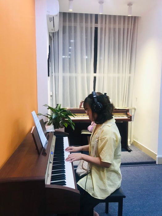 D&T Music - Music Center Image 2 highlights the modern, well-equipped learning environment that ensures every student’s comfort and focus during their musical journey.