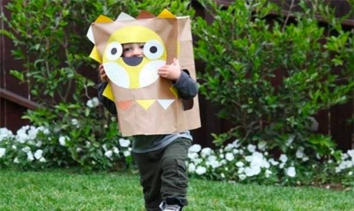 Tạo mặt nạ Halloween từ thùng carton cho trẻ nhỏ