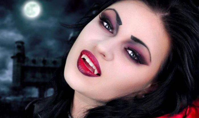 Hóa trang ma cà rồng Halloween kết hợp răng nanh giả