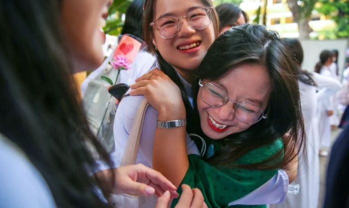 Hình ảnh vui tươi và ấm áp giữa cô giáo và học sinh