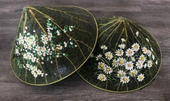 Trang trí nón lá với hình ảnh hoa cúc qua bút màu