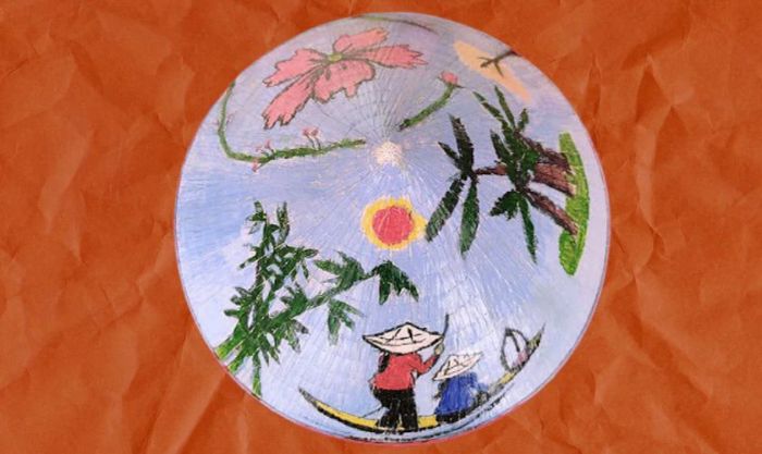 Trang trí nón lá với hình ảnh cô giáo, người lái đò tâm huyết, luôn dẫn dắt thế hệ trẻ tới tương lai tươi sáng
