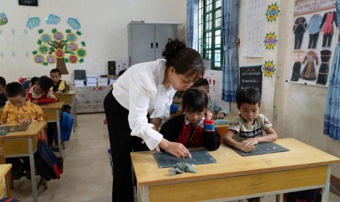 Hình ảnh đẹp ngày 20/11: Cô giáo tận tình hướng dẫn học sinh làm bài tập