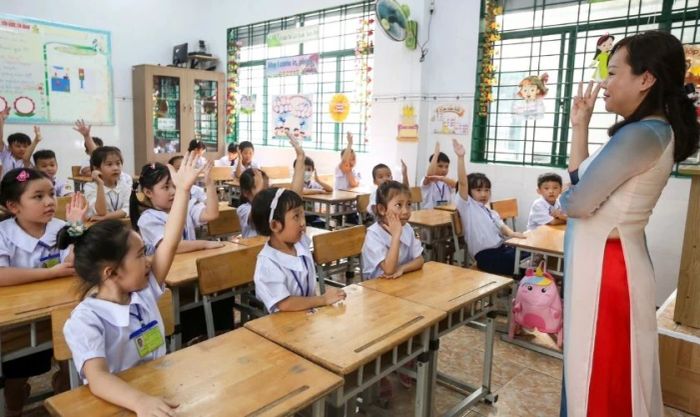 Khoảnh khắc cô giáo và học trò trong không gian lớp học