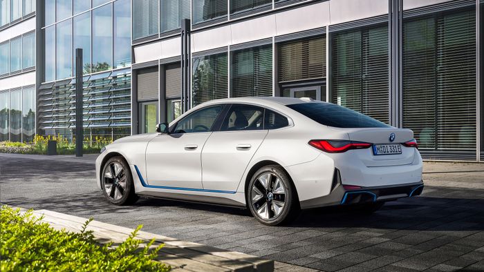 BMW i4 receives discounts of up to 10% of the car's value.jpg