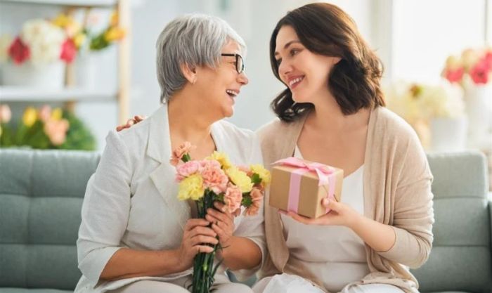 Đâu là món quà ý nghĩa nhất để tặng mẹ và mẹ chồng nhân ngày 20/10?