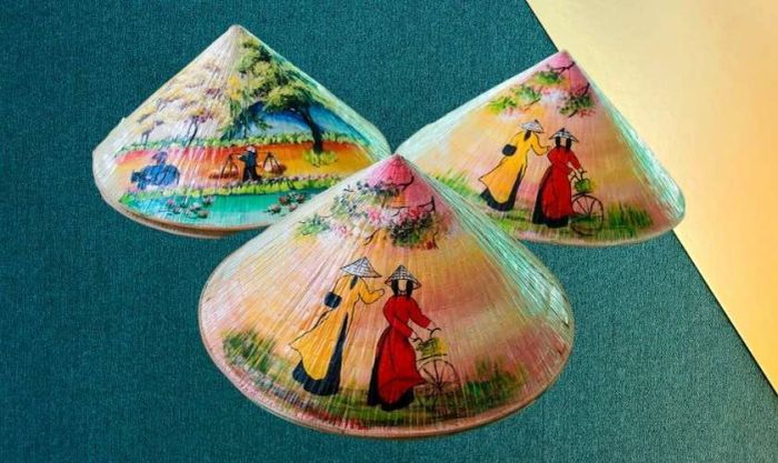 Mẫu vẽ nón lá với chủ đề phong cảnh quê hương, mang đến vẻ đẹp bình dị nhưng ấn tượng.